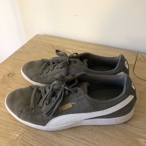 Size 9 gray pumas